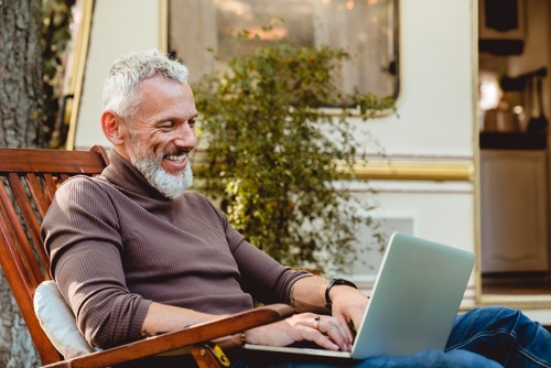 Unternehmer arbeitet entspannt am Laptop mit dem Cloud-Arbeitsplatz von Lotse IT